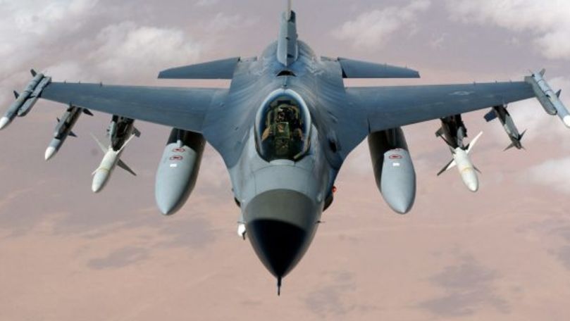 Catapultarea pilotului unui avion F-16 prăbușit, filmată în trafic