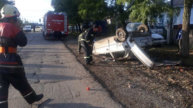 O mașină a ajuns în pilon, iar alta s-a răsturnat la Drochia: Un mort