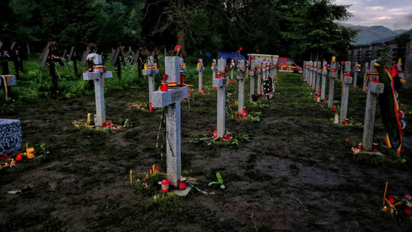 Momentul în care românii intră în Cimitirul Valea Uzului și rup poarta