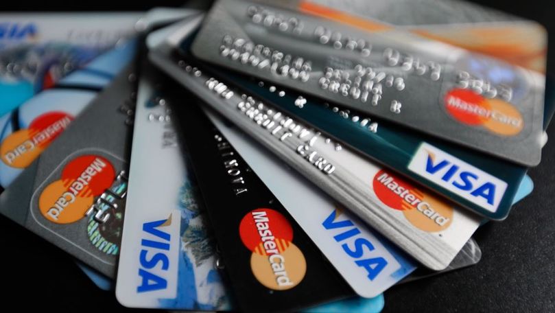 Moldovenii nu au încredere în plățile cu cardul bancar