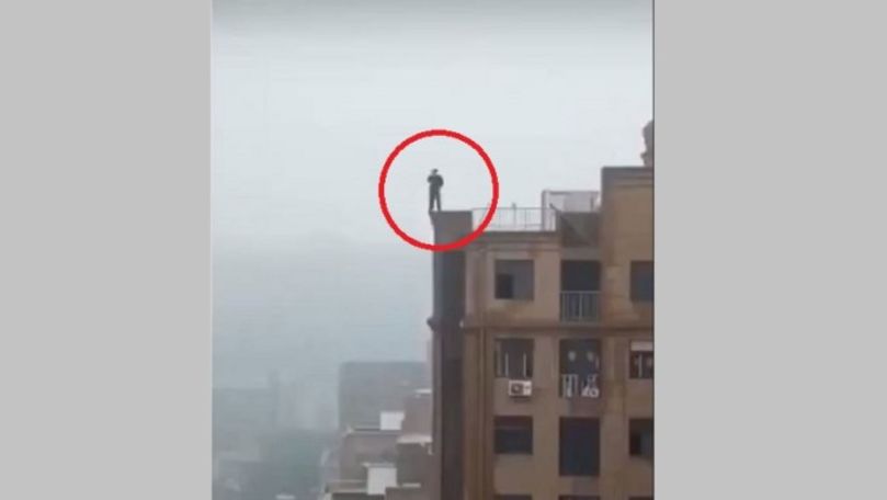 Momentul în care un tânăr cade în gol când își face un selfie