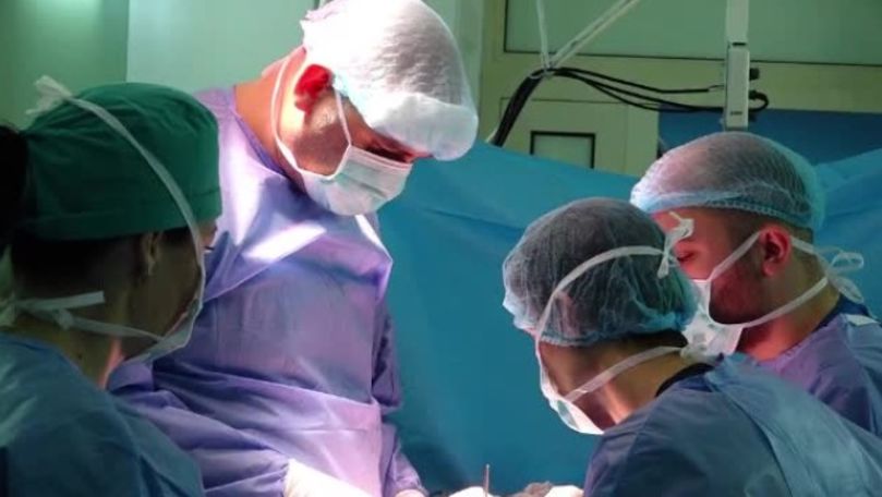 Ce a pățit un bărbat după ce și-a înghițit proteza dentară