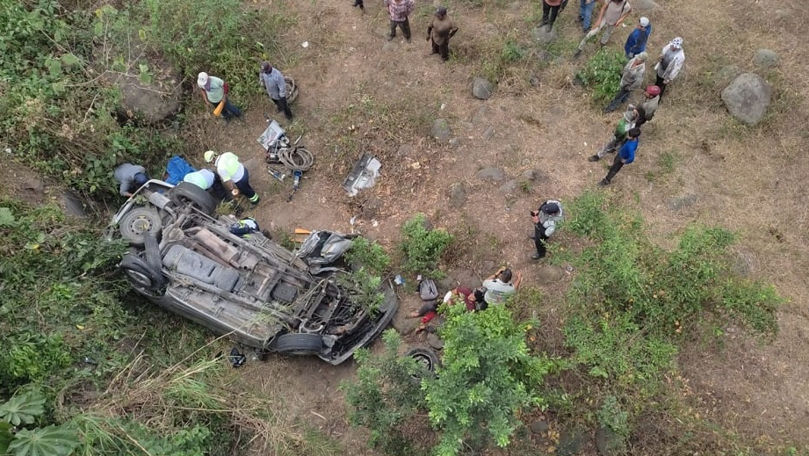 В Мексике микроавтобус с мигрантами упал с моста.