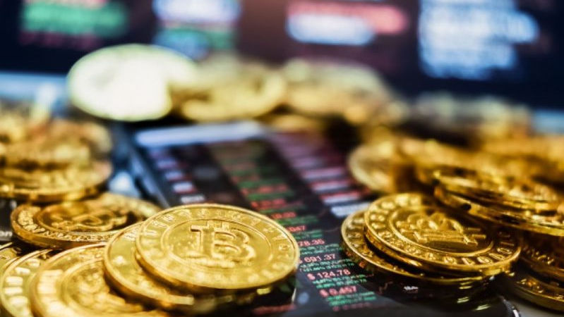 Un bărbat, reținut pentru escrocherii cu criptomonede: Ce pedeapsă riscă