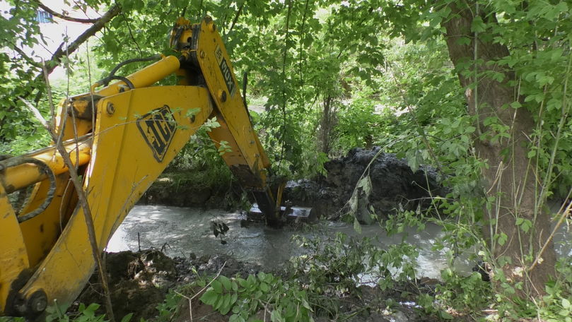 Muncitorii au început curățarea colectorului de apă din Calea Ieșilor