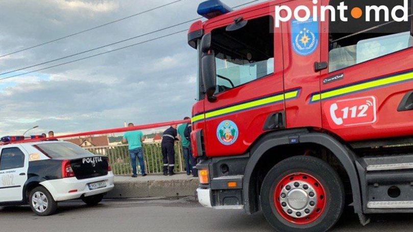 На Рышкановке мужчина пытается спрыгнуть с моста.