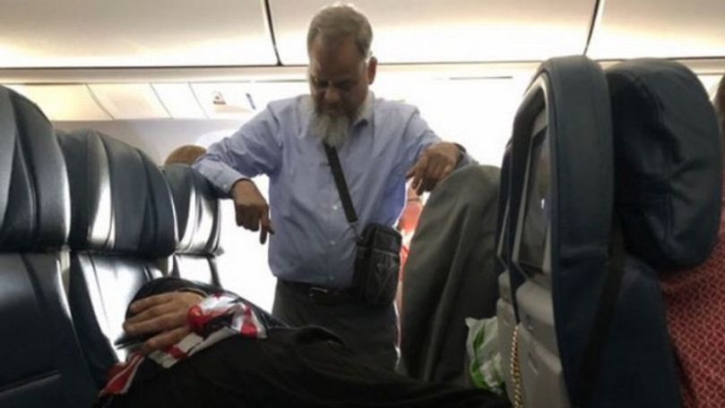 A stat 6 ore în picioare în avion ca să își lase soția să doarmă