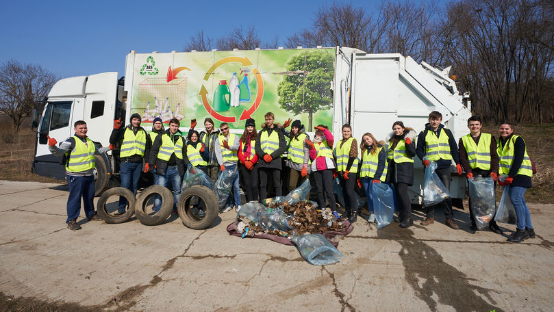 Gunoi pentru reciclare, strâns de voluntari într-un parc din Chișinău