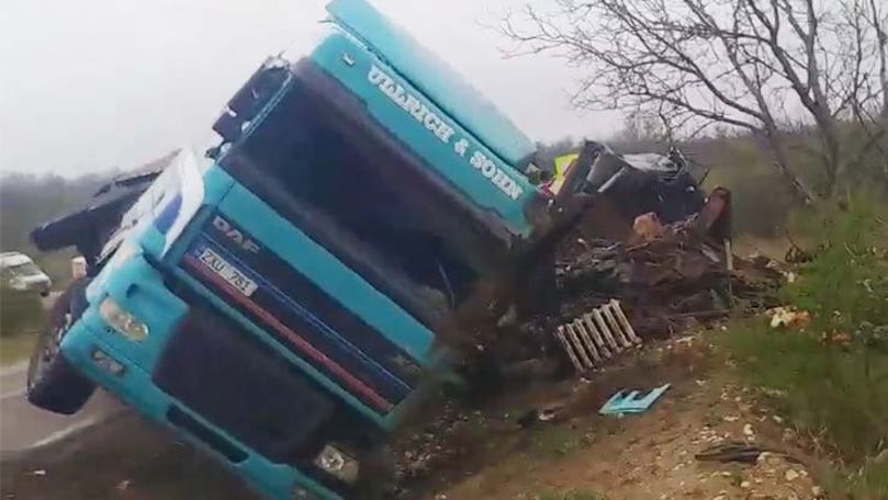 Un TIR încărcat cu metal s-a răsturnat în apropiere de Cantemir