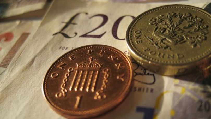 Lira sterlină pierde din valoare după demisiile din cabinetul lui May