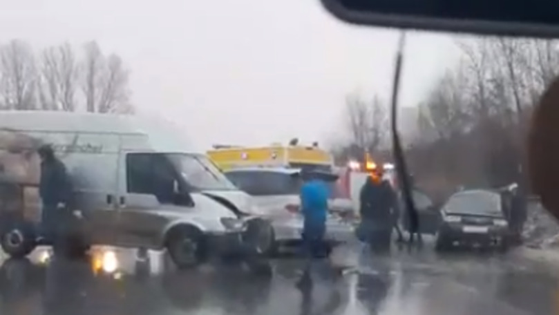 Un microbuz s-a ciocnit cu o mașină pe traseul Ungheni-Chișinău