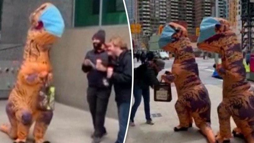 Canada: O mamă și fiica ei au ieșit pe stradă costumate în dinozauri