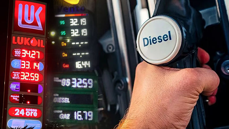 НАРЭ опровергло информацию о том, что на АЗС нет дизельного топлива. Коллаж: Point.md