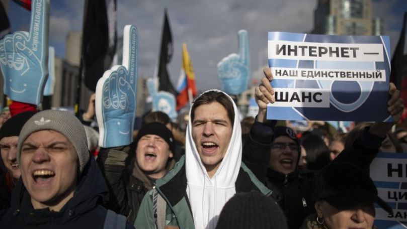 Mii de ruși au protestat faţă de noile restricţii privind internetul