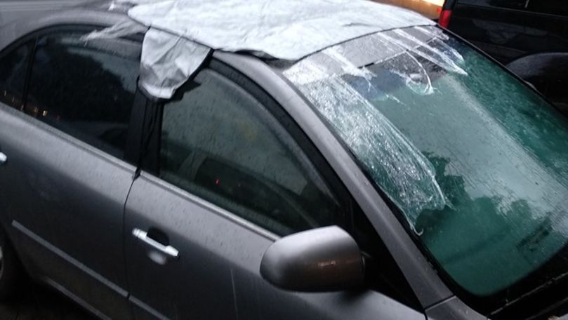 Un trecător a acoperit o mașină care a rămas în ploaie cu trapa deschisă