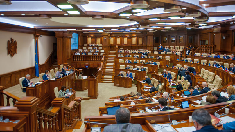 Нынешняя сессия парламента открылась в начале сентября завершится в декабре.