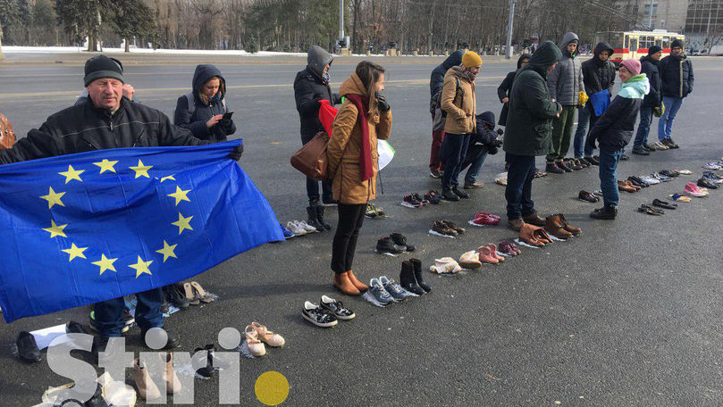 Protest: Oamenii aduc în PMAN încălțămintea celor plecați peste hotare