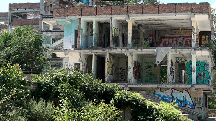 Chișinău: O minoră a căzut de la etajul doi al unei clădiri abandonate