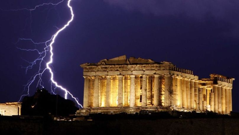 Avertizări de vreme severă în Atena: 4 persoane, rănite de fulger