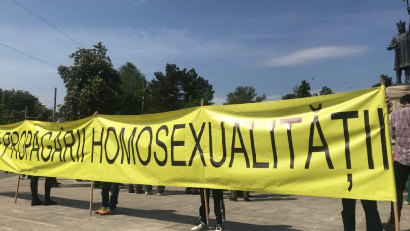 Protest contra LGBT. Oamenii se roagă la monumentul lui Ștefan Cel Mare