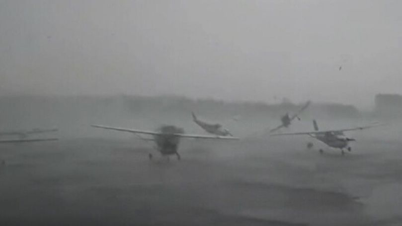 O tornadă puternică a luat pe sus mai multe avioane de pe un aeroport