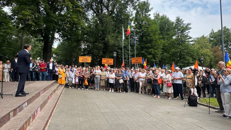 Miting în Scuarul Europei: Protestatarii au cerut demilitarizarea țării