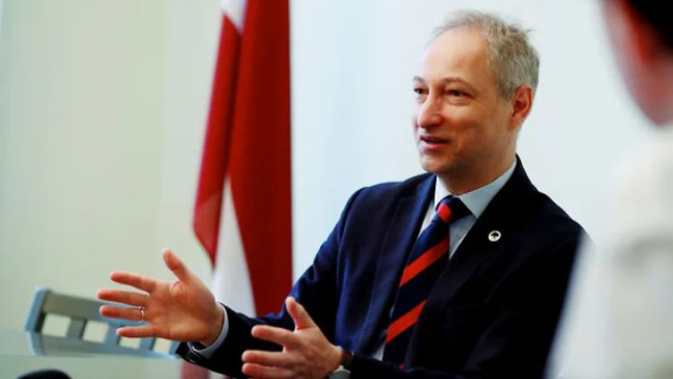 В Латвии разрабатывают закон об ограничении русского языка в общественных местах.