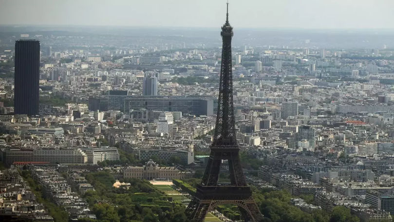 Doi bărbați, arestați după ce au sărit cu parașuta de pe Turnul Eiffel