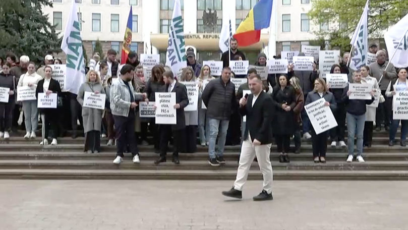 MAN организовал флешмоб под названием "Коридор позора" у здания парламента.