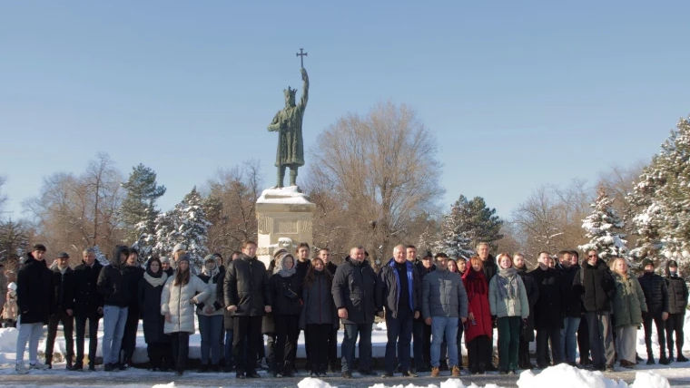 Un grup de persoane a depus flori la Monumentul lui Ștefan cel Mare