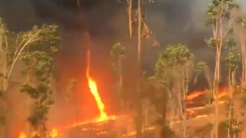 Incendiu devastator în Australia: Pompierii luptă cu tornada de foc