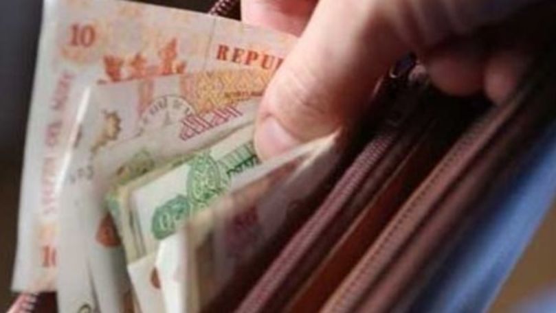 Средняя валовая зарплата по стране превысила 400 евро. 