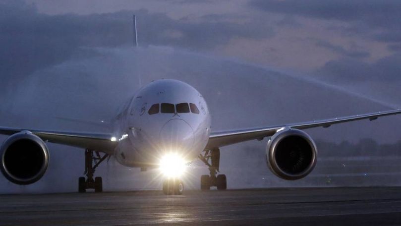 Un nou scandal cu fotbalişti beţi în avion. Jucătorii au fost reţinuţi