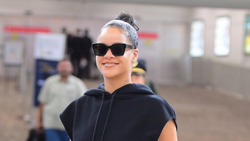 Accesoriul minuscul purtat de Rihanna la aeroport a stârnit zâmbete