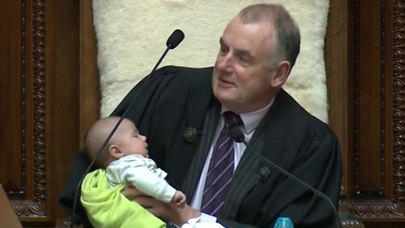 Speakerul din Noua Zeelandă a hrănit un bebeluș în timpul ședinței