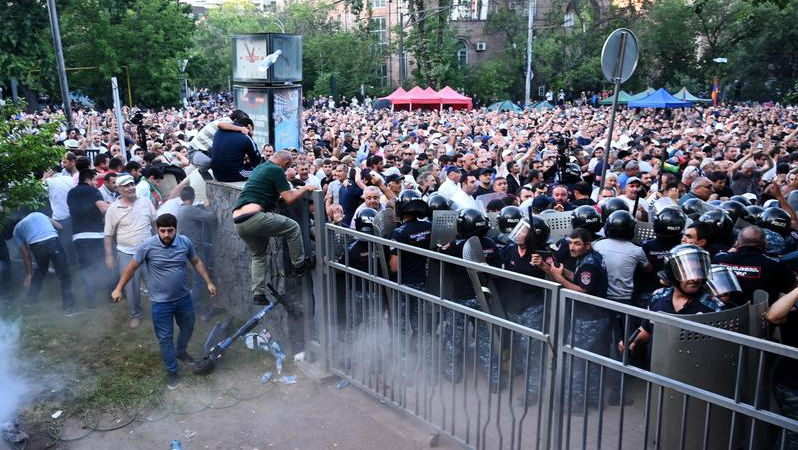 Proteste masive în Armenia pe fondul returnării a 4 sate Azerbaidjanului