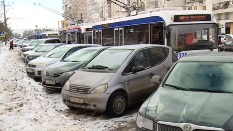 Zeci de troleibuze, blocate pe bulevardul Moscovei din vina unui șofer