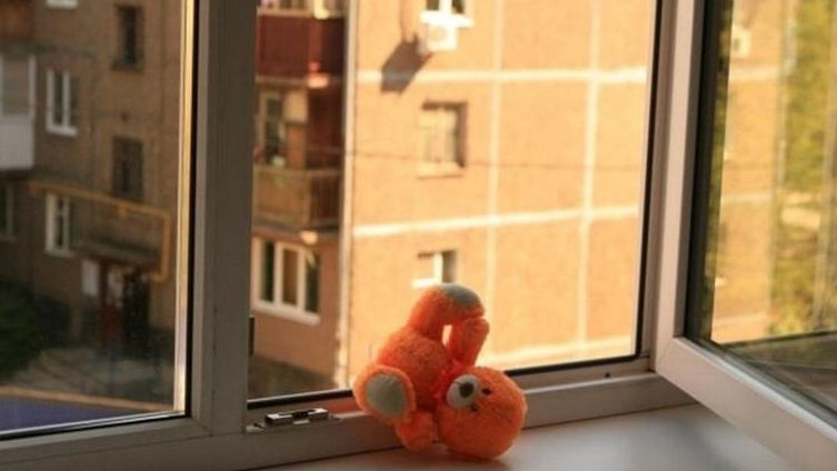 Двухлетняя девочка, упавшая на прошлой неделе с восьмого этажа, умерла.
