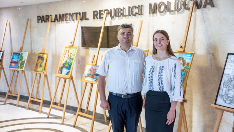 Parlamentul găzduiește expoziția de picturi a unei eleve din Călărași