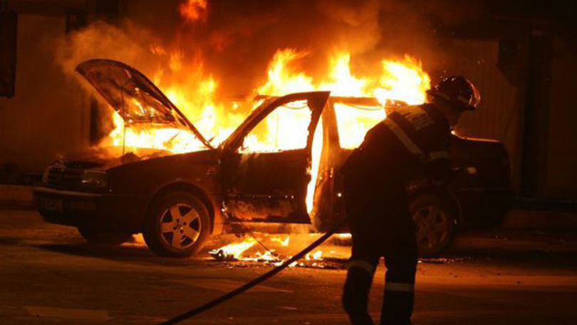 Mașină de 20.000 de dolari, filmată cum arde la Vulcănești
