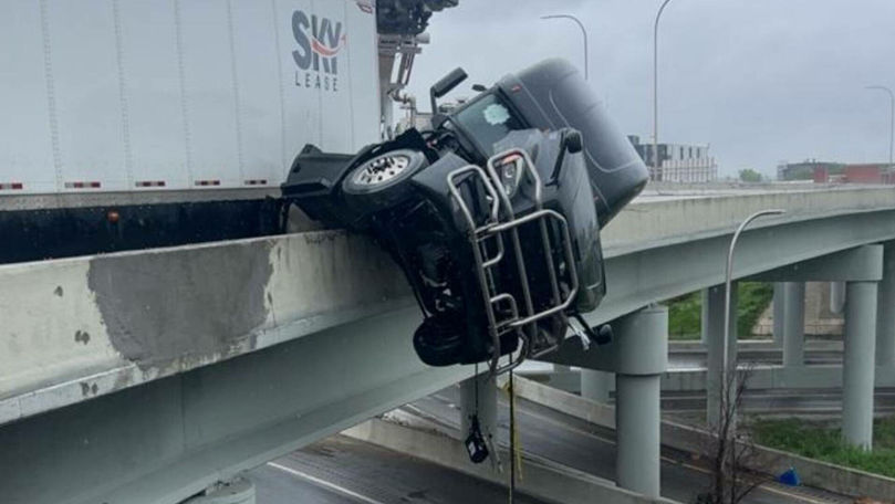 Momentul în care un șofer e salvat din camionul blocat pe un pod din SUA