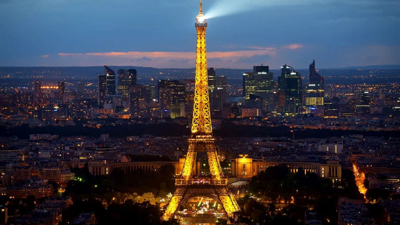 Turnul Eiffel a luat foc. Aproape 1.200 de turiști au fost evacuați