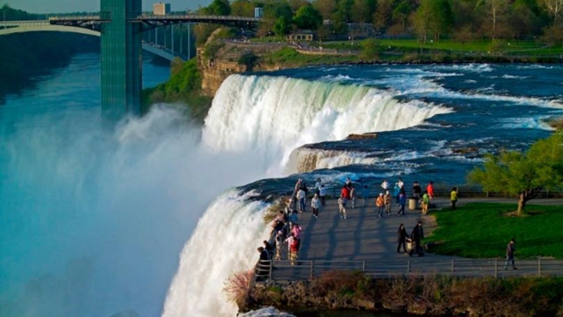 Un bărbat a căzut în Cascada Niagara și a supraviețuit miraculos