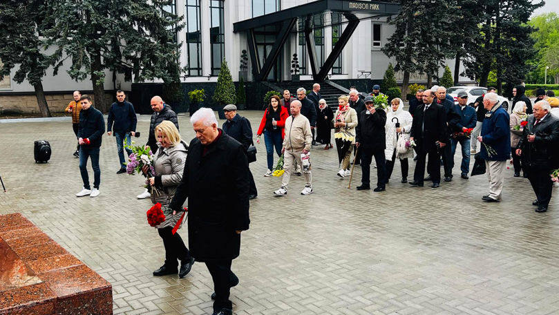 Membri și simpatizanți ai PCRM au depus flori la monument lui Lenin