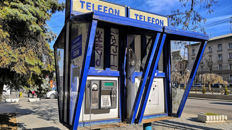Câte telefoane publice mai sunt în Chișinău și cine le folosește