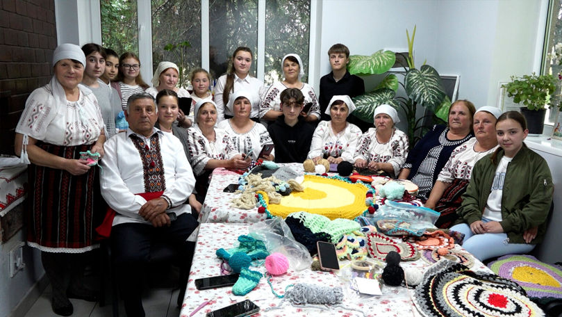 Satul Năvârneț păstrează tradițiile: Bunicile croșetează, nepoții învață