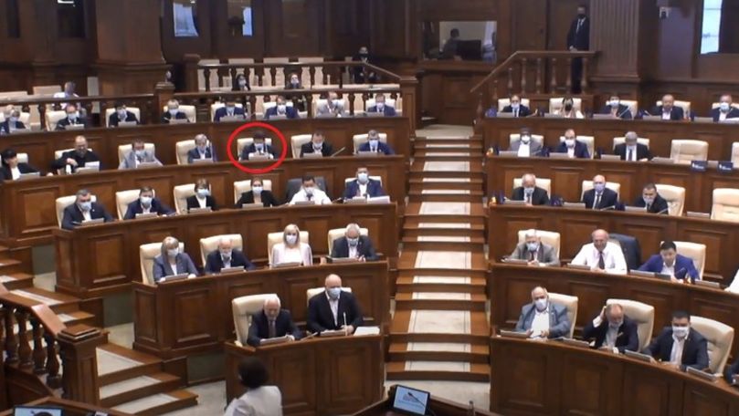 Gațcan, lângă Furculiță: Deputatul și-a schimbat locul în Parlament