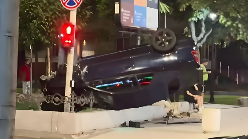 Accident pe bulevardul Grigore Vieru: O mașină, răsturnată peste gard