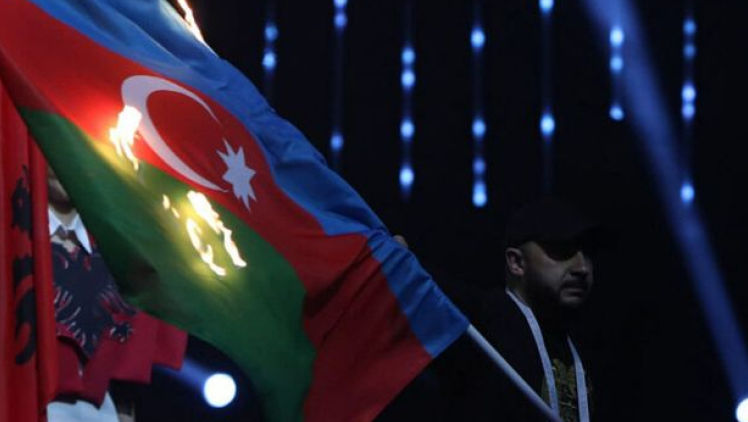 Arderea drapelului Azerbaidjanului, susținută de partidele din Armenia