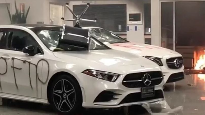 Un showroom Mercedes-Benz a fost distrus în totalitate de protestatari